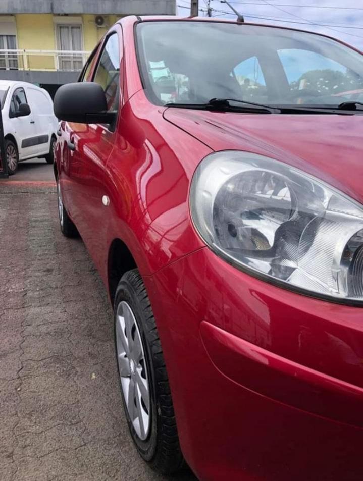 Dans notre garage à La Réunion, nous réalisons une mise en peinture partielle et des travaux de peinture complets